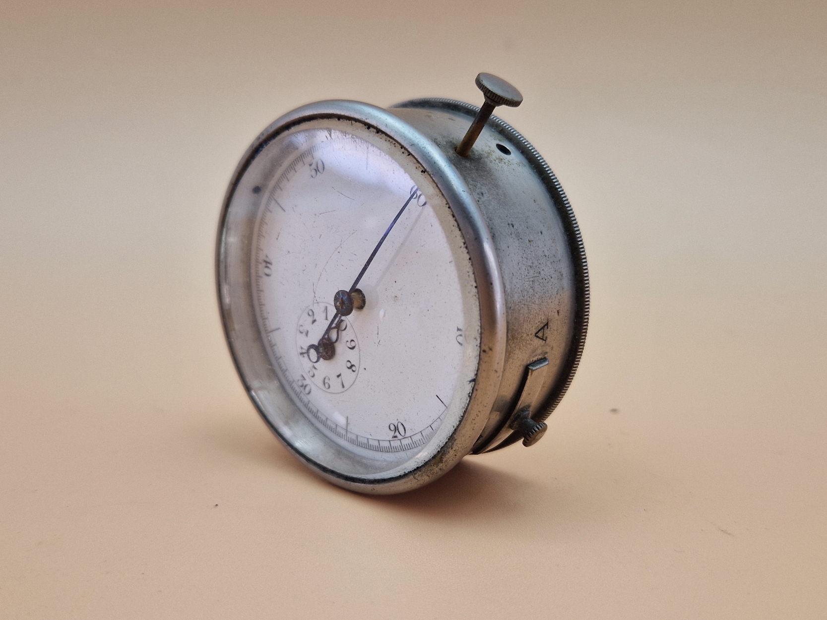 A CHROME CASED STOP WATCH WITH THE CIRCULAR ENAMEL DIAL CALIBRATED IN SECONDS AND WITH SUBSIDIARY - Bild 2 aus 5