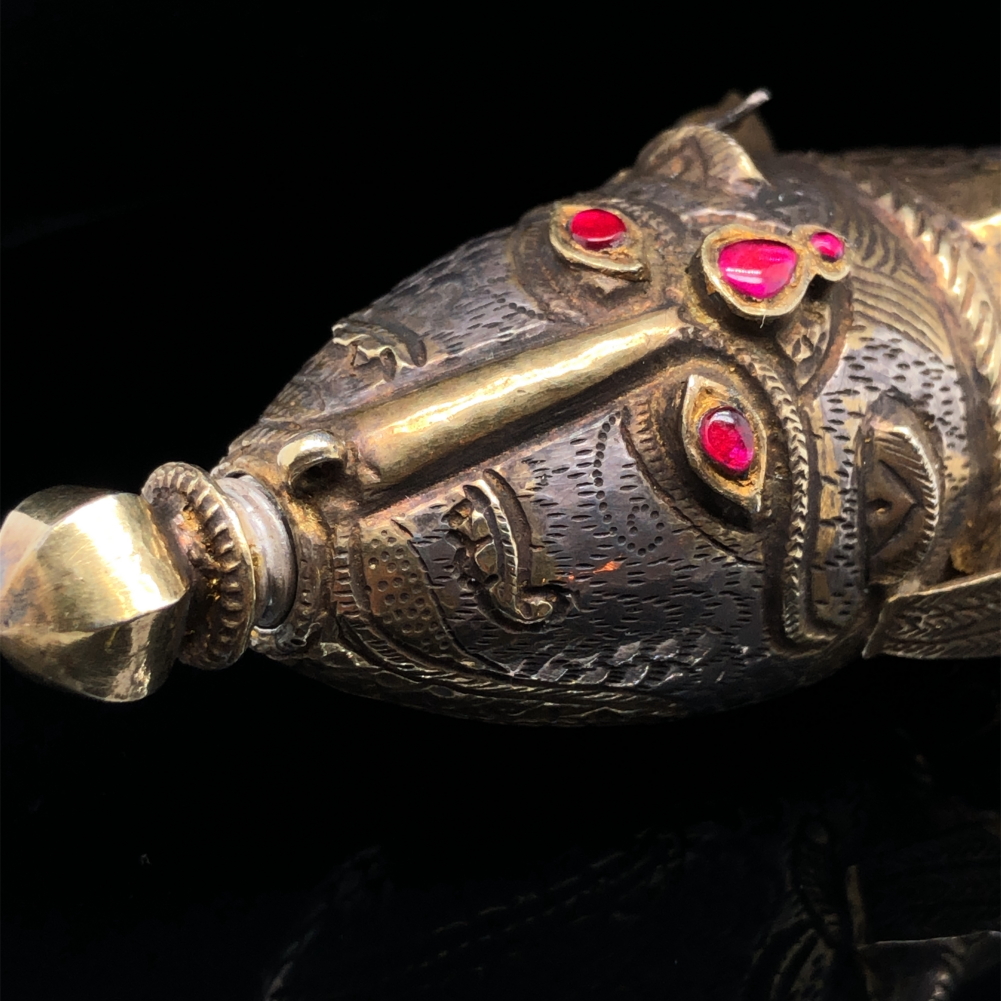 A 19th CENTURY EASTERN GILDED SILVER ARTICULATED FISH FORM POWDER FLASK. THE ANTHROPOMORPHISED - Image 7 of 10