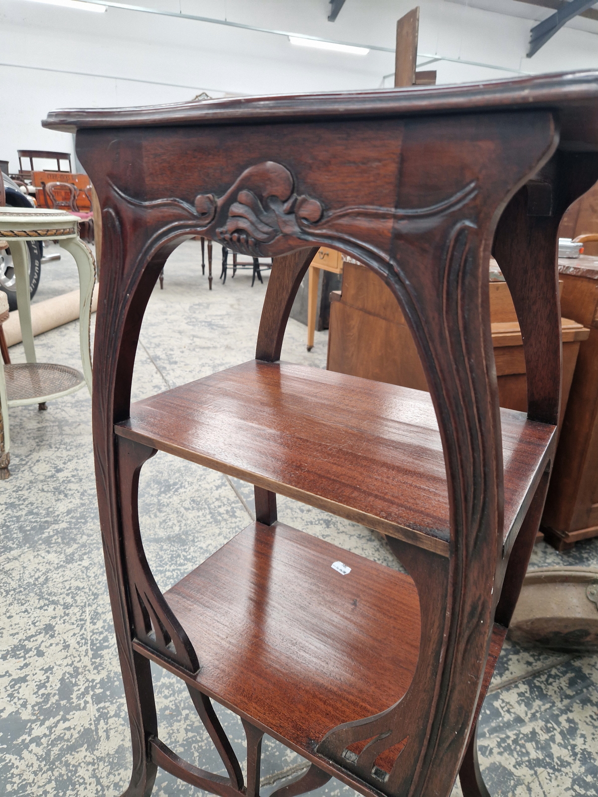 AN ART NOUVEAU MAHOGANY SIDE TABLE, THE TWO SHELVES BELOW THE TOP FRAMED BY SERPENTINE LEGS - Image 3 of 4