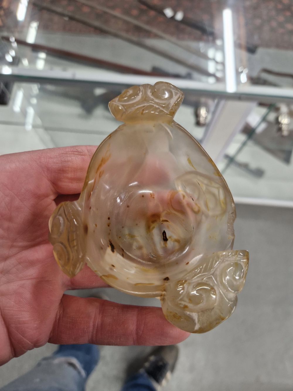 A CHINESE AGATE BOWL, THE SIDES PIERCED AND CARVED WITH THREE LINGZHIH FUNGUS, THE GREY STONE WITH - Image 6 of 11