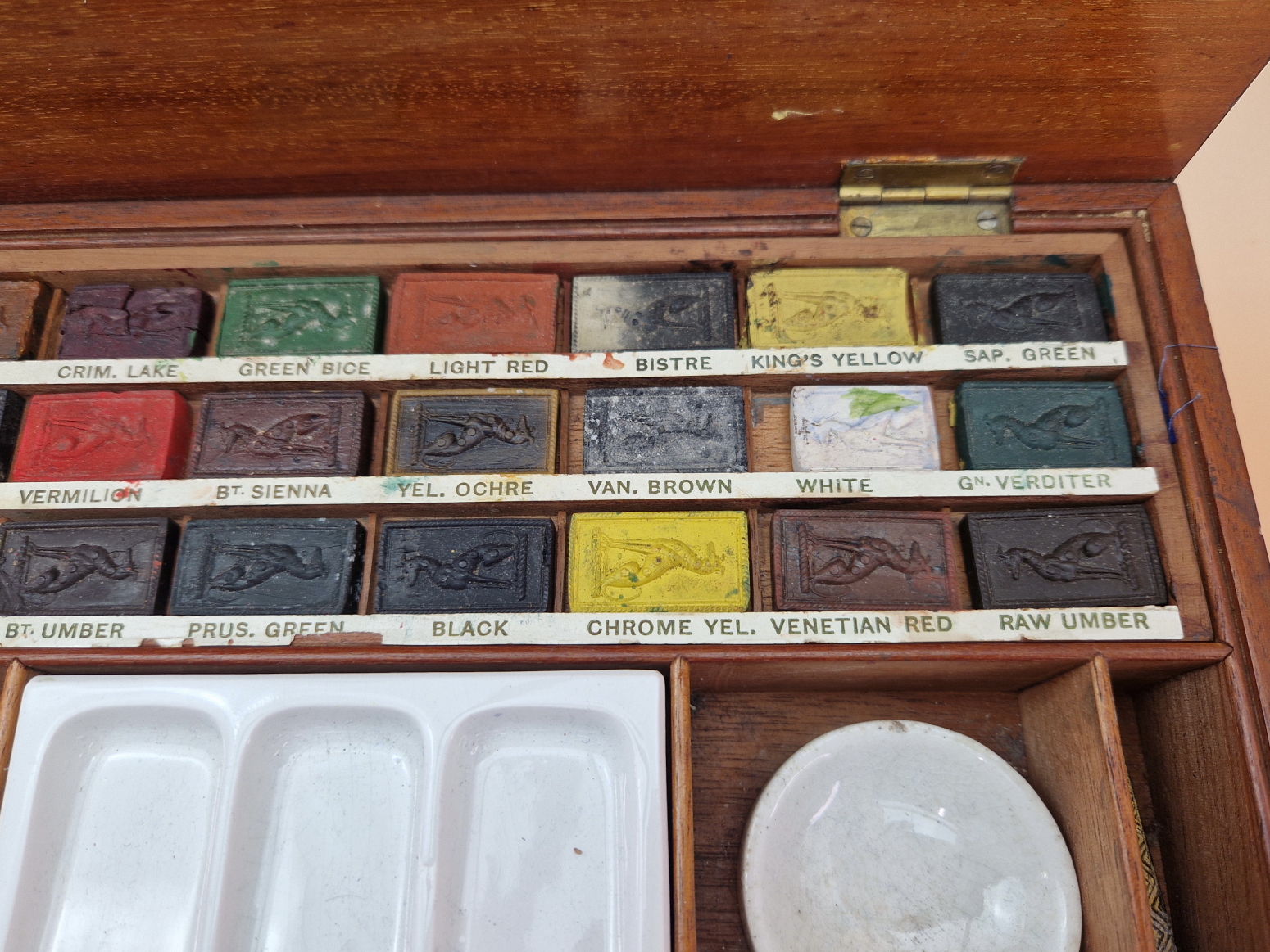 A LATE VICTORIAN REEVES MAHOGANY PAINT BOX CONTAINING UNUSED BLOCKS OF PAINT, CERAMIC PALETTES IN - Image 6 of 7