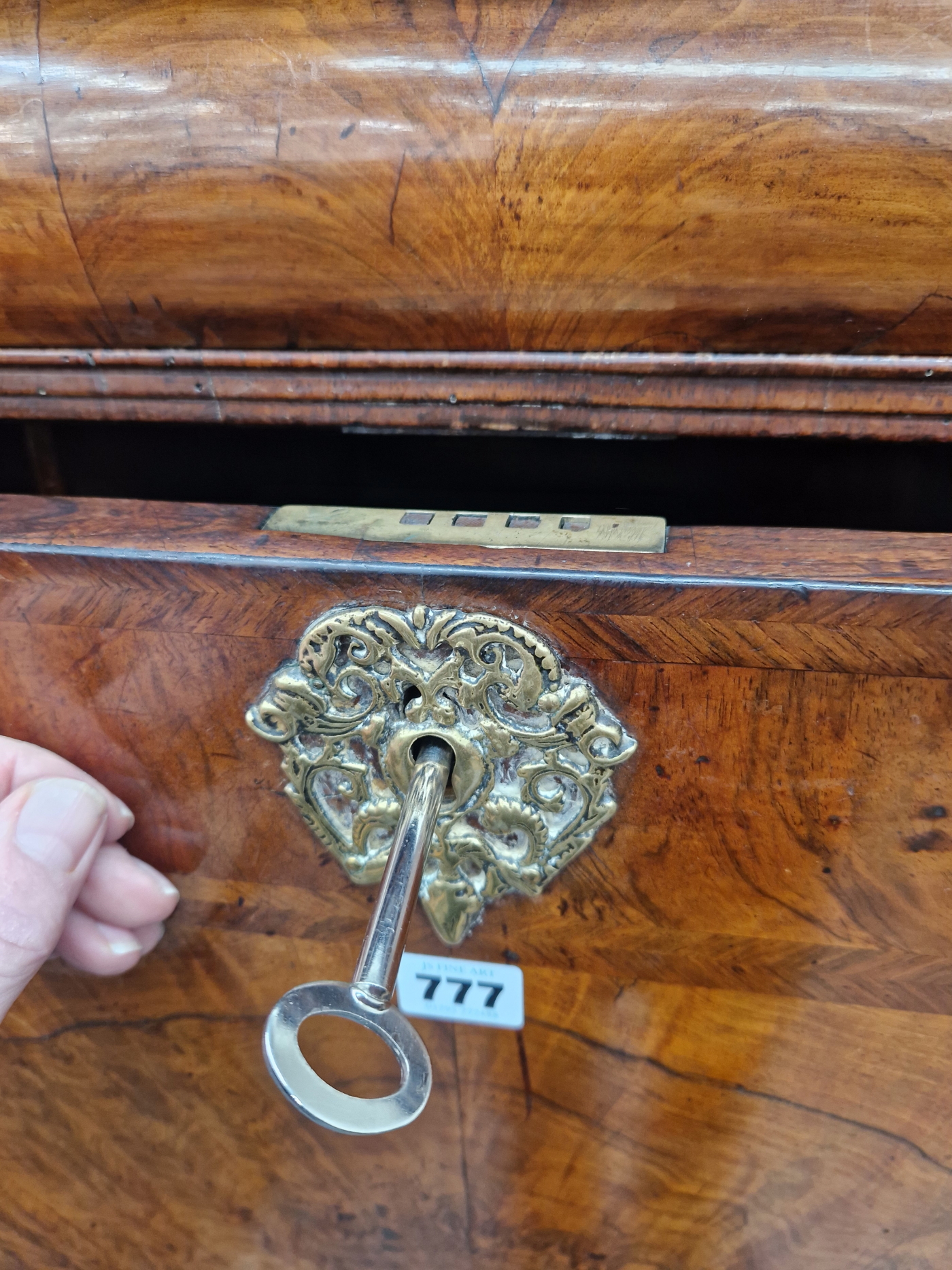AN EARLY 18th C. WALNUT DROP FRONT BUREAU CHEST, AN OVOLO FRONT DRAWER ABOVE THE FALL, THE BASE WITH - Image 8 of 9