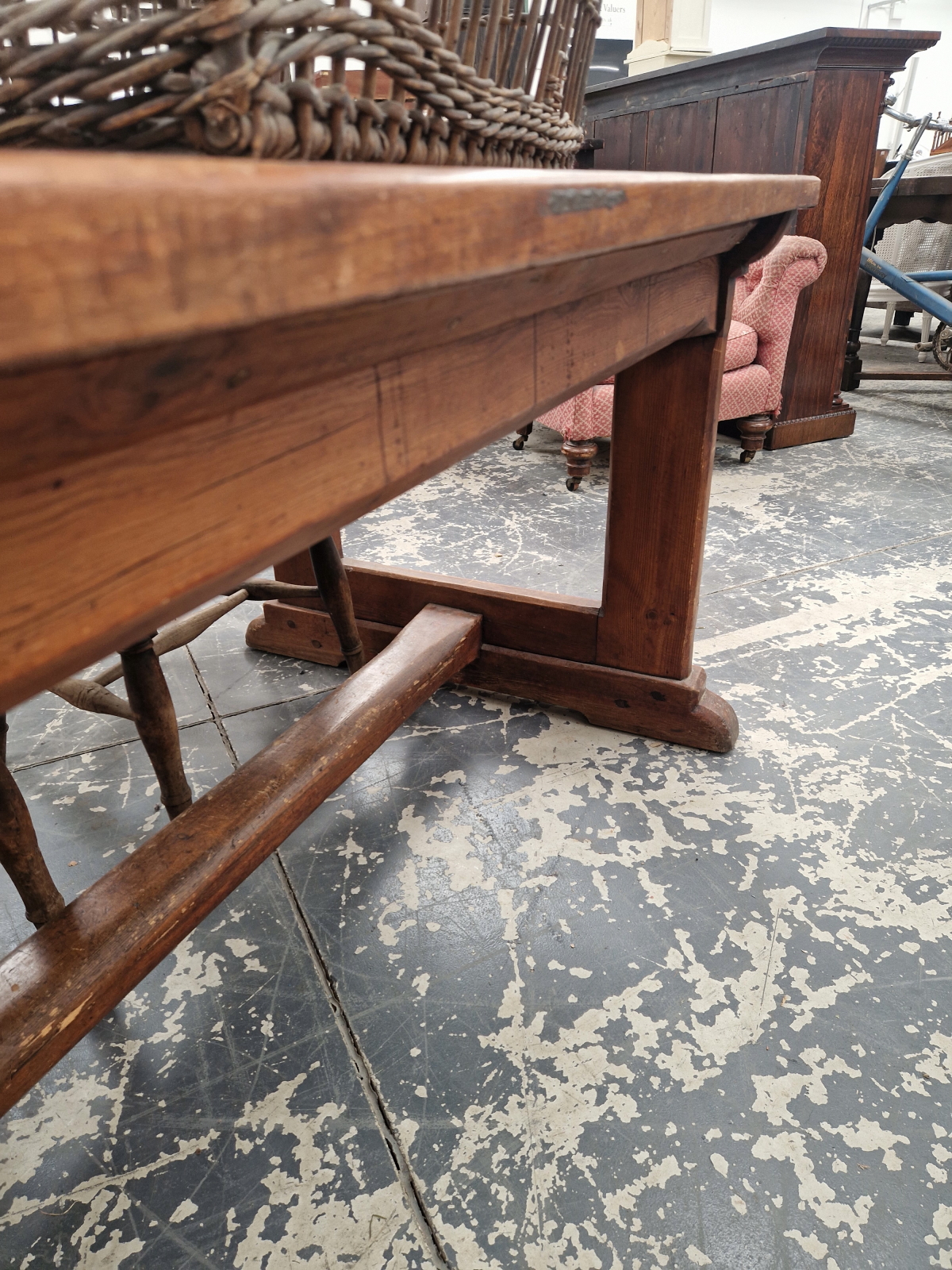 A TEAK AND PINE REFECTORY TABLE WITH A CLEATED PLANK TOP AND ON PAIRS OF LEGS TO EACH NARROW - Image 5 of 5