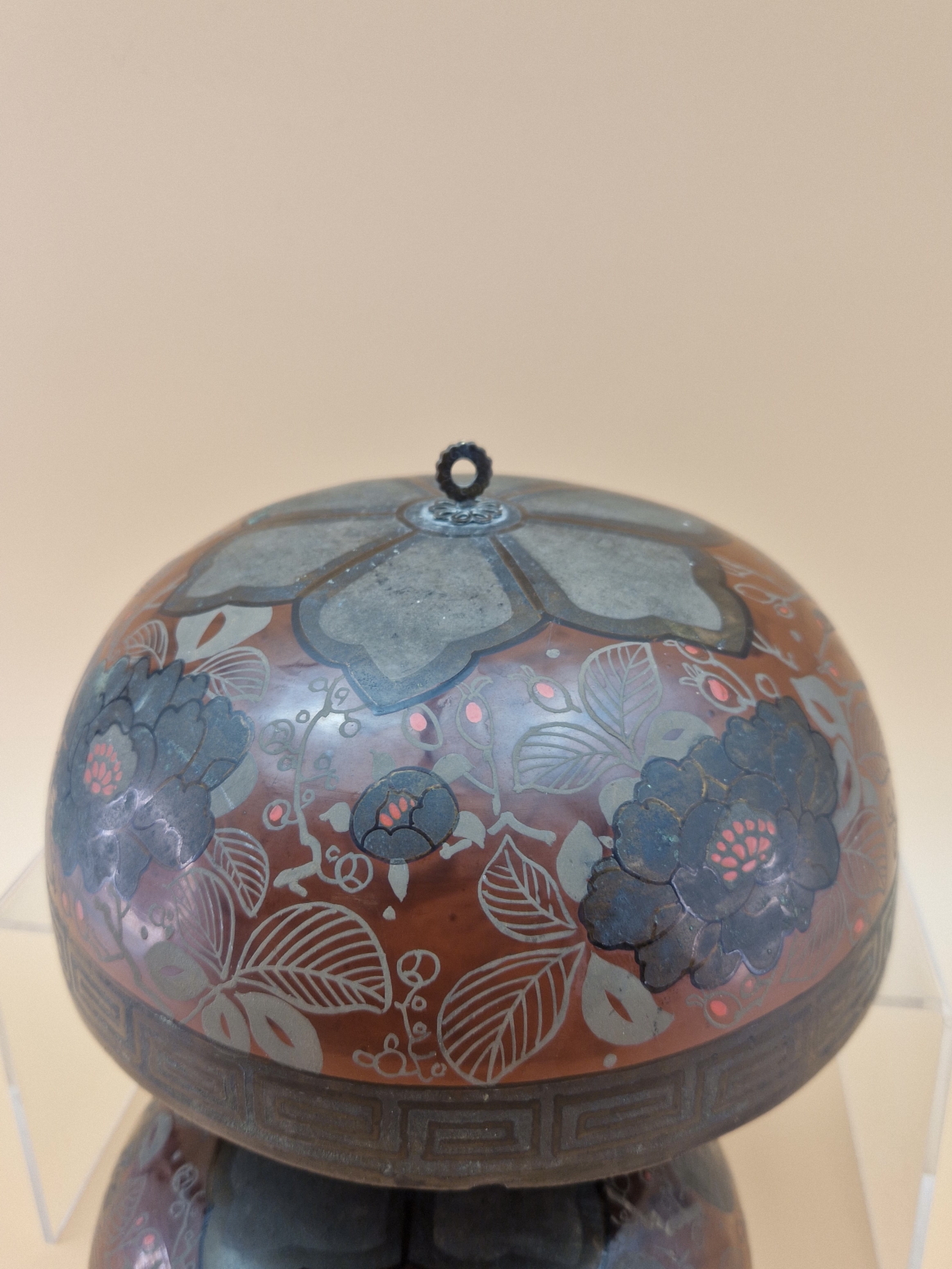 A GRADED SET OF TWO CHINESE SINGING BOWLS DECORATED WITH PEONIES ON A RED GROUND, THE SUSPENSION - Image 5 of 8