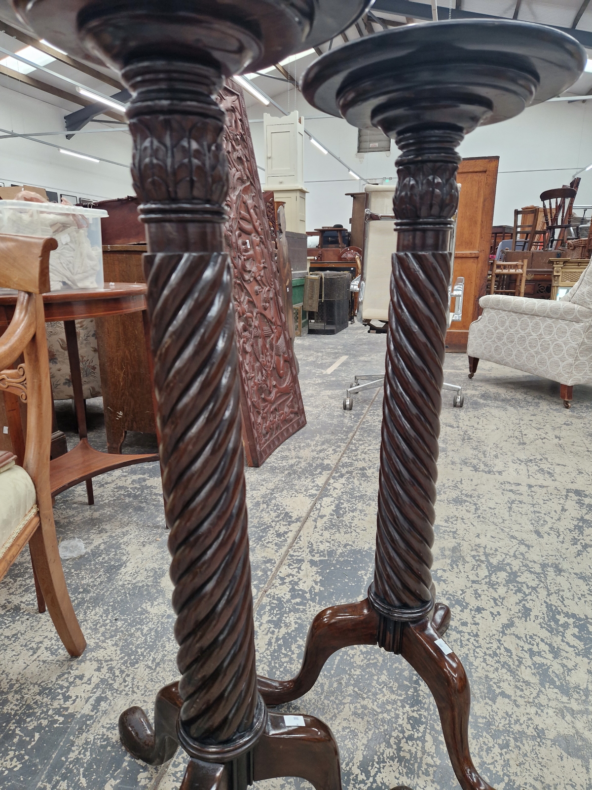 A PAIR OF MAHOGANY TORCHERES, THE DISHED CIRCULAR TOPS ON SPIRAL TWIST COLUMNS AND TRIPODS - Image 3 of 7