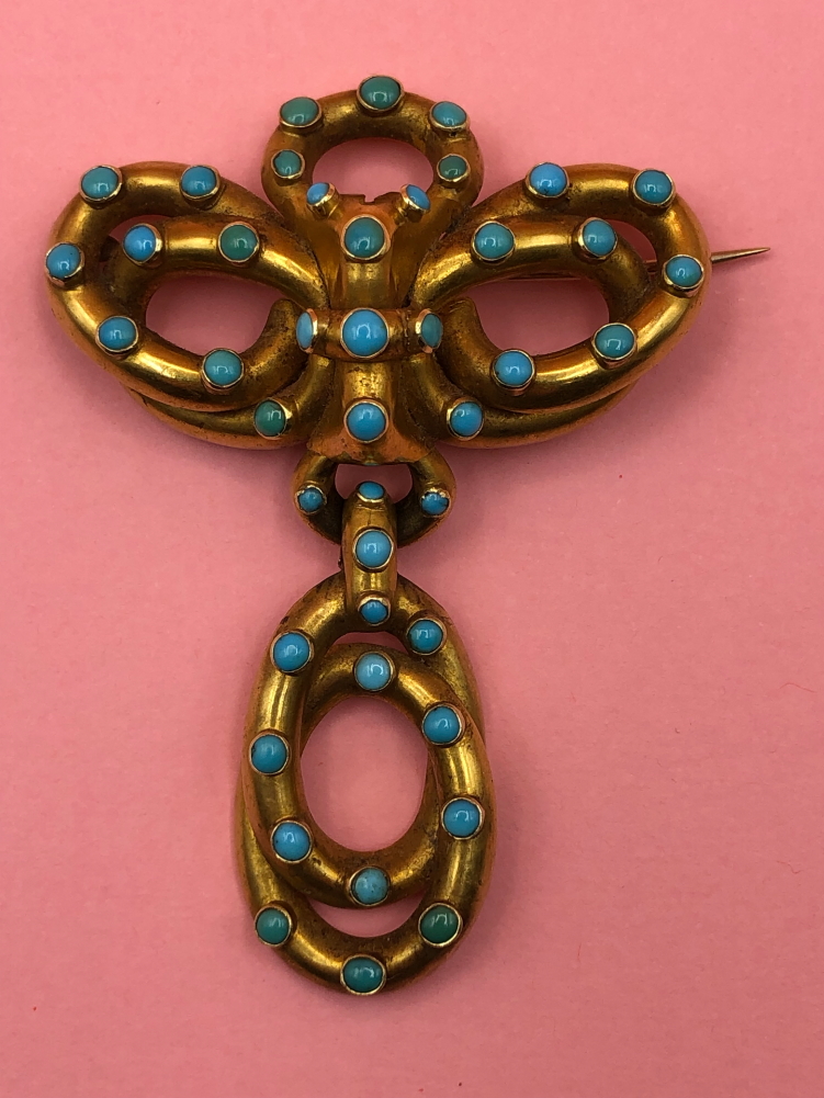 A VICTORIAN TURQUOISE SET LOVERS KNOT BROOCH WITH SERPENTINE STYLE ARTICULATED DROP AND MEMORIAL - Image 3 of 17