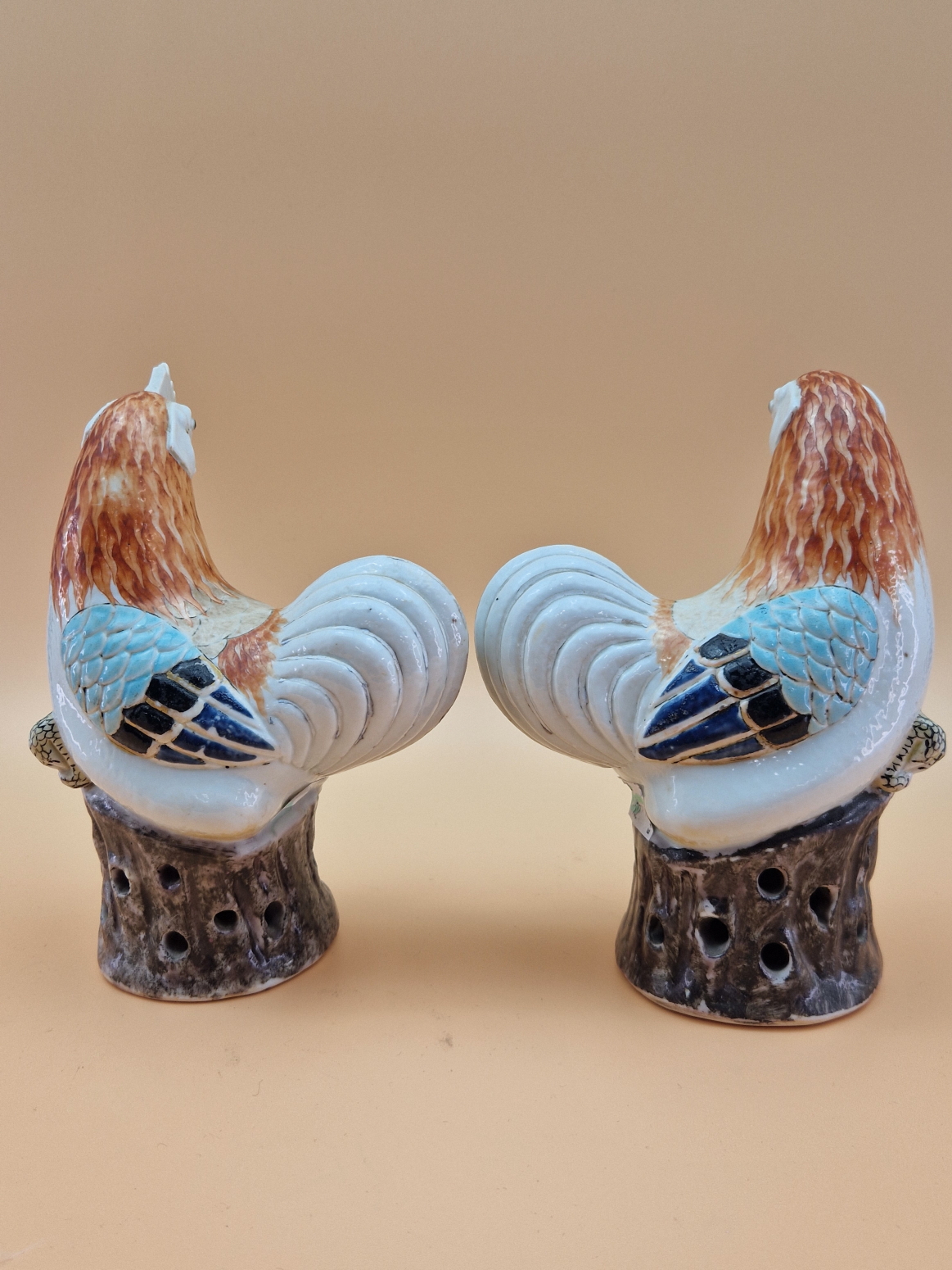 A PAIR OF CHINESE COCKERELS STANDING ON AUBERGINE PAINTED ROCKS. H 19cms. - Image 4 of 14