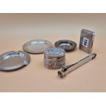 A CONTINENTAL .900 GRADE SILVER HINGE LID BOX WITH HUNTING DECORATION, A .800 SILVER SNUFF BOX