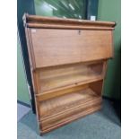 AN EARLY 20TH CENTURY GLOBE WERNICKE TYPE SECTIONAL BOOKCASE.