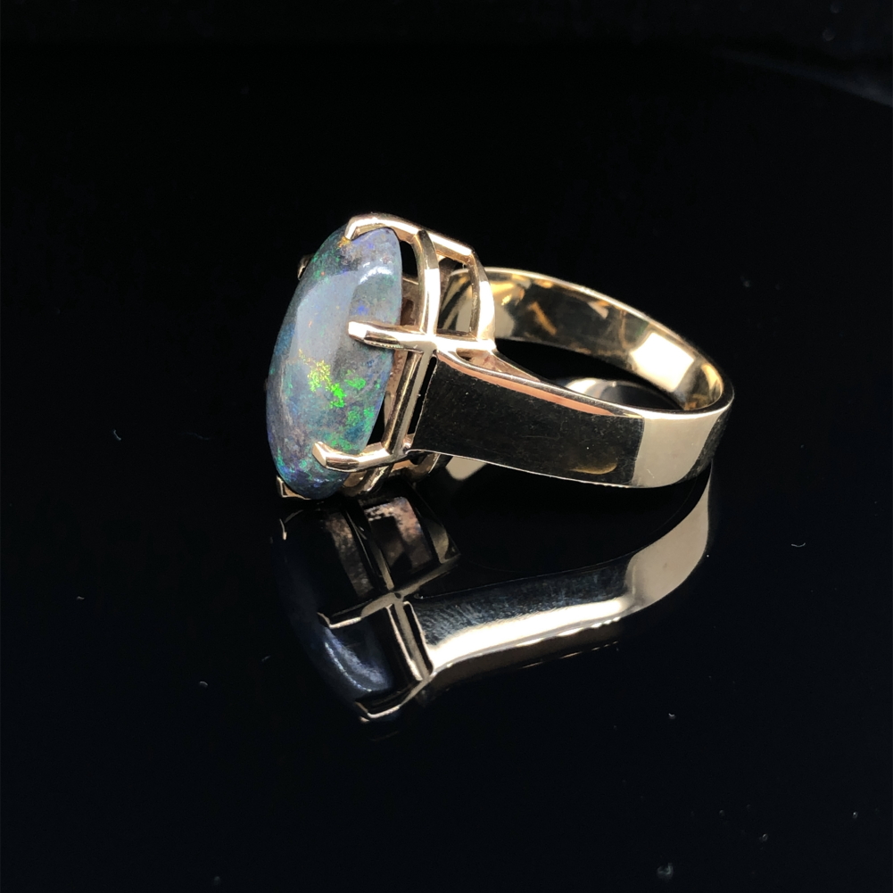 A 9ct HALLMARKED GOLD VINTAGE NATURAL OPAL SINGLE STONE RING. THE LARGE OVAL OPAL IN A RAISED SIX - Image 3 of 8