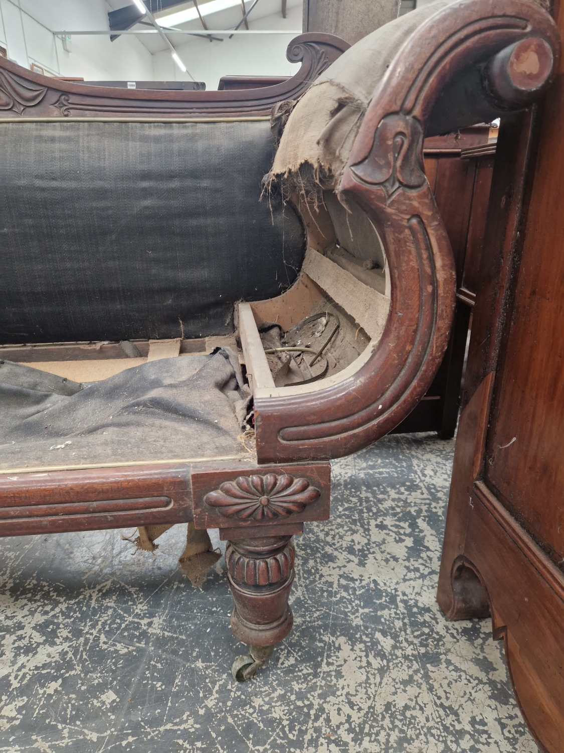 A VICTORIAN MAHOGANY SHOW FRAME SETTEE WITH AN ANTHEMION MOTIF CRESTING THE BACK - Image 5 of 5