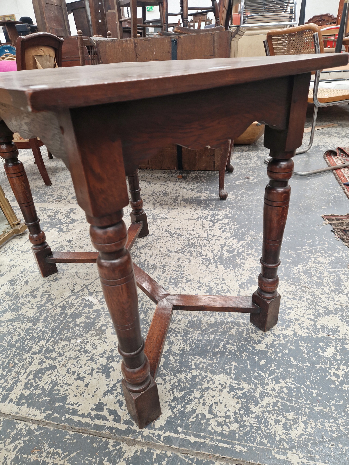 A CONTEMPORARY OAK SIDE TABLE WITH A RECTANGULAR TOP ON BALUSTER TURNED LEGS - Image 3 of 4