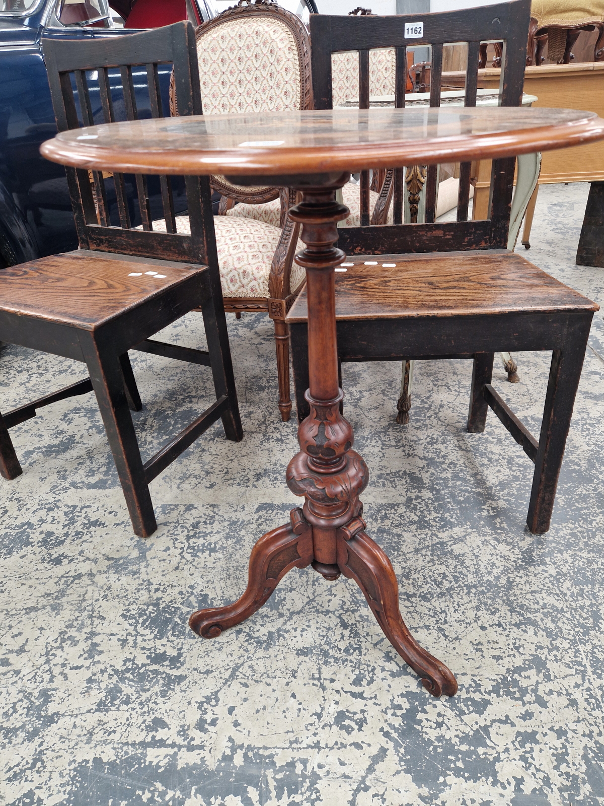 A VICTORIAN WALNUT AND INLAID OVAL TOP TRIPOD OCCASIONAL TABLE. - Image 2 of 5