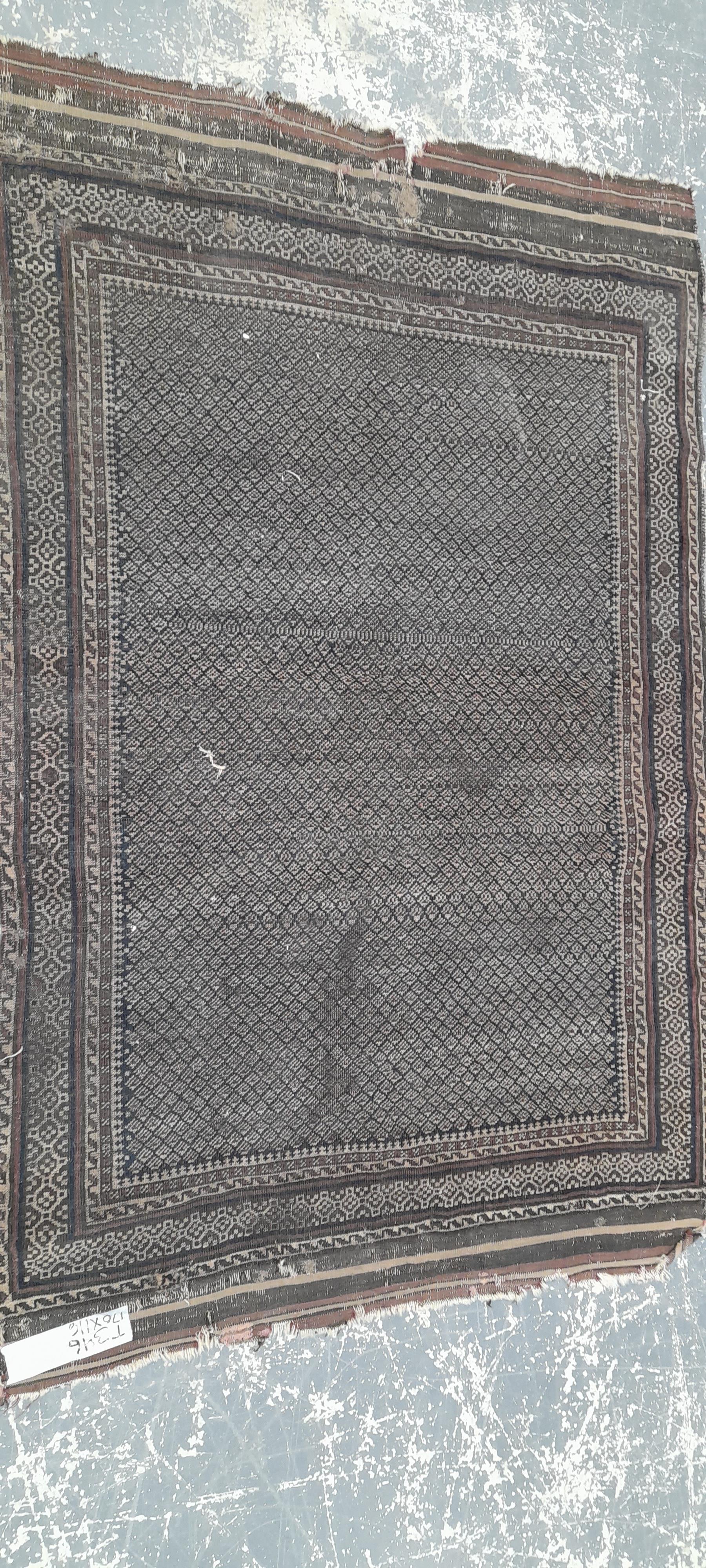 AN ANTIQUE BELOUCH RUG 170 x 116 cm. - Image 2 of 6