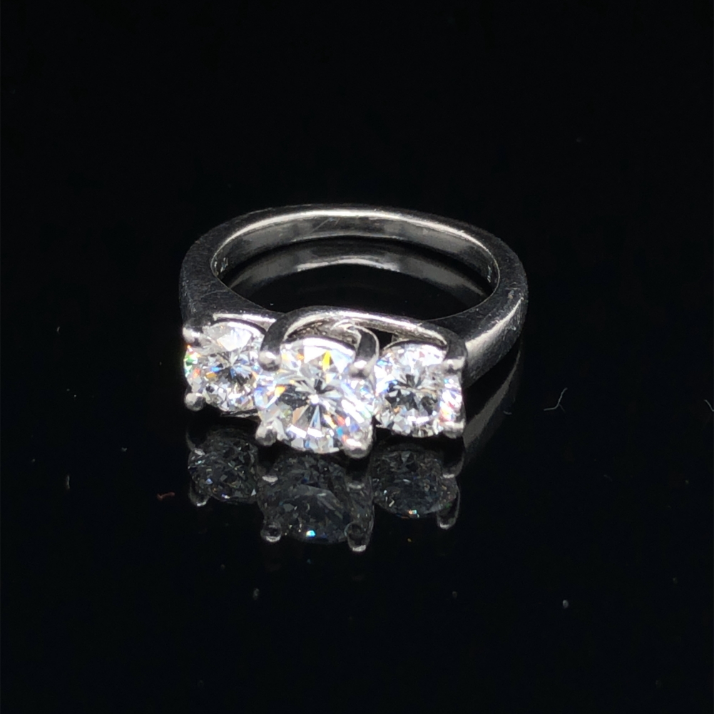 A THREE STONE DIAMOND TRILOGY RING. THE CENTRE DIAMOND APPROXIMATELY 1.02cts, THE TWO OUTER DIAMONDS - Image 7 of 14