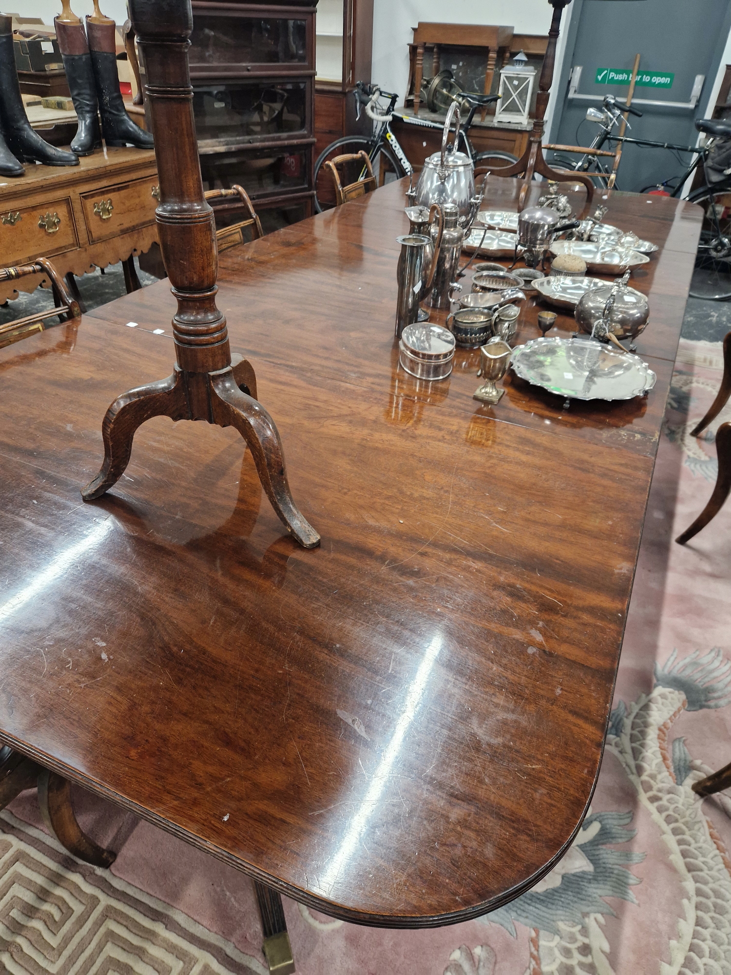 A GOOD QUALITY REGENCY STYLE MAHOGANY THREE PILLAR DINING TABLE WITH ONE LEAF, THE RECTANGULAR TOP - Image 4 of 8