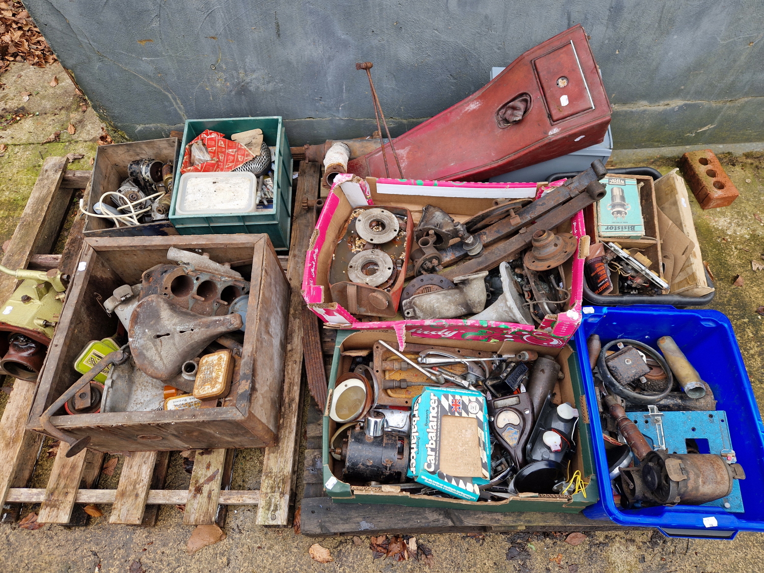 A COLLECTION OF VINTAGE AUSTIN SEVEN AND OTHER CAR PARTS/ SPARES ETC