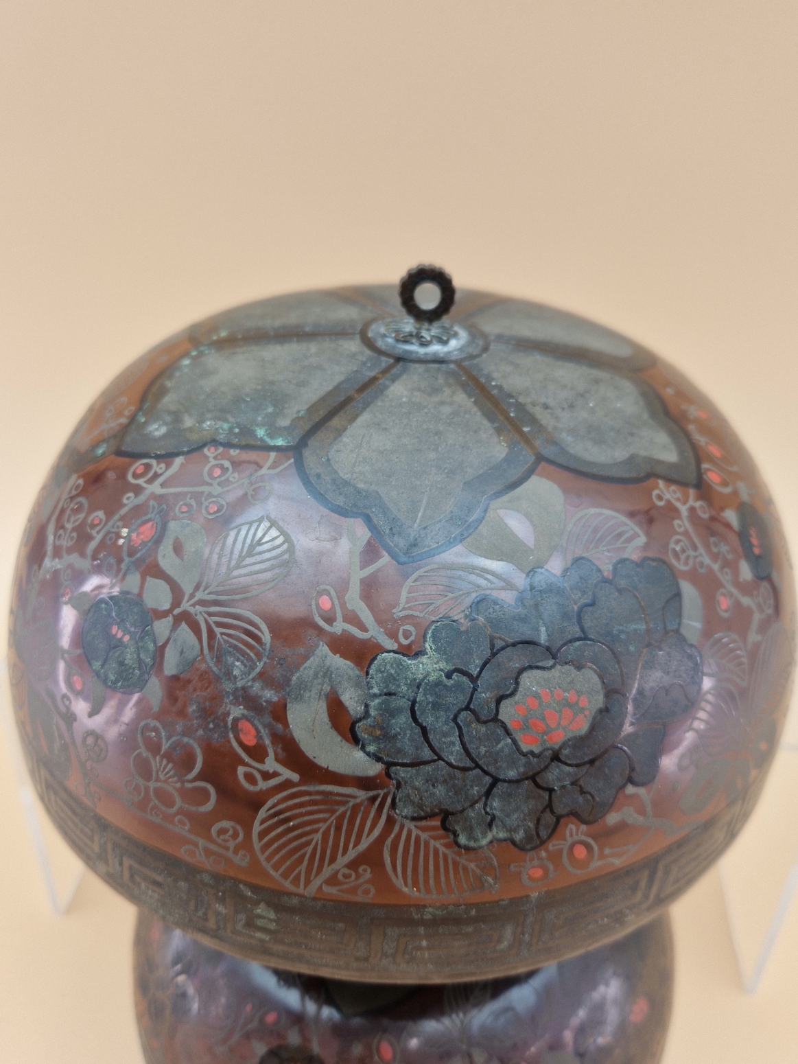 A GRADED SET OF TWO CHINESE SINGING BOWLS DECORATED WITH PEONIES ON A RED GROUND, THE SUSPENSION - Image 3 of 8