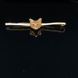 A 9ct HALLMARKED GOLD FOX MASK BAR BROOCH WITH GEMSET RED EYES, DATED 1947, LONDON FOR CROPP AND