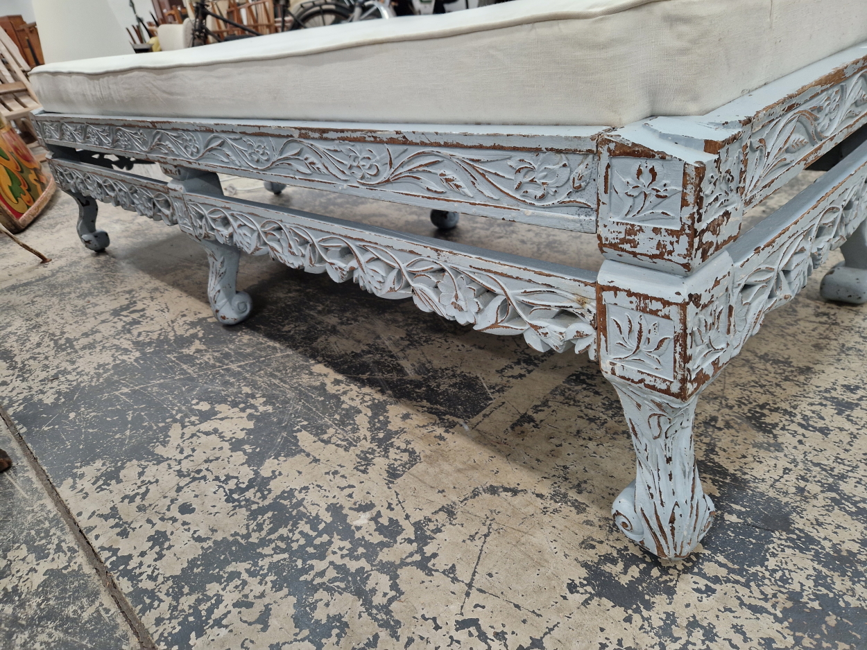 AN ANTIQUE CARVED INDIAN HARDWOOD DAY BED. - Image 6 of 6