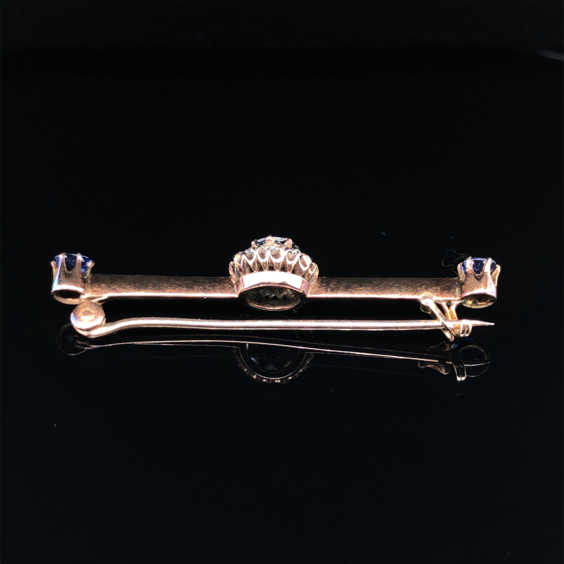 AN ANTIQUE SAPPHIRE AND DIAMOND BRA BROOCH. UNHALLMARKED, ASSESSED AS 9ct GOLD. LENGTH 4.6cms. - Image 2 of 7