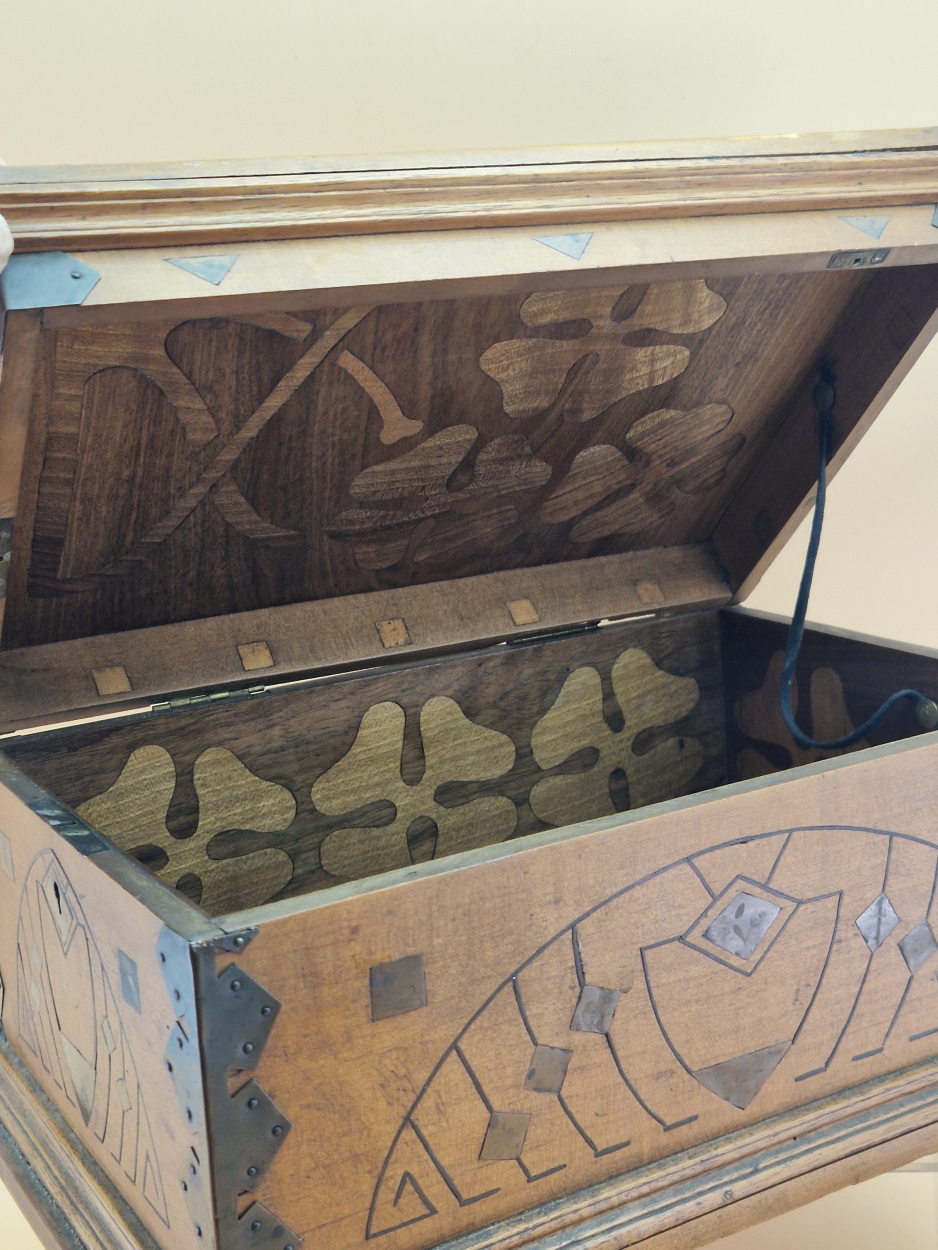 AN ART NOUVEAU MAHOGANY BOX, THE SIDES INLAID WITH COPPER GEOMETRIC ARCHES, THE LID MARQUETRIED WITH - Image 7 of 8