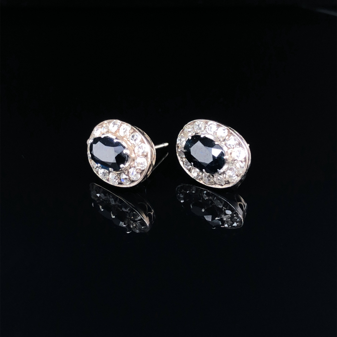 A PAIR OF EARLY 20th CENTURY SAPPHIRE AND DIAMOND CLUSTER STUD EARRINGS. ESTIMATED APPROX. TOTAL - Image 2 of 6