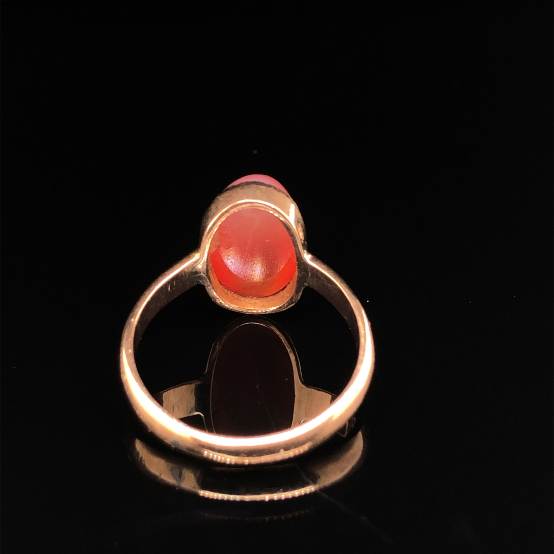 AN ANTIQUE 9ct HALLMARKED GOLD CARNEILAN OVAL CABOCHON RING. DATED 1923, BIRMINGHAM. FINGER SIZE - Image 4 of 6