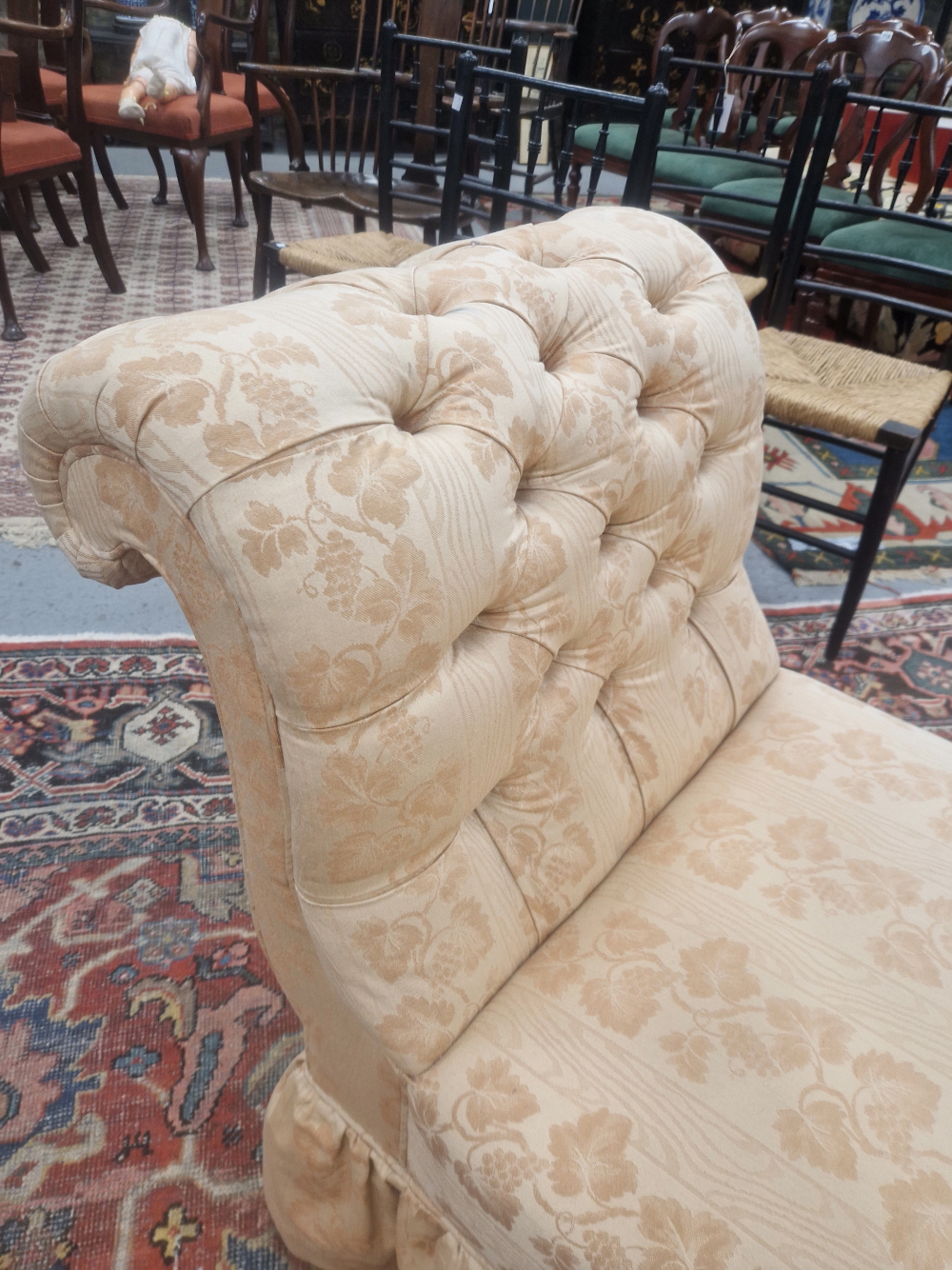 A VICTORIAN DAY BED ON TURNED LEGS WITH BRASS CASTORS - Image 3 of 5