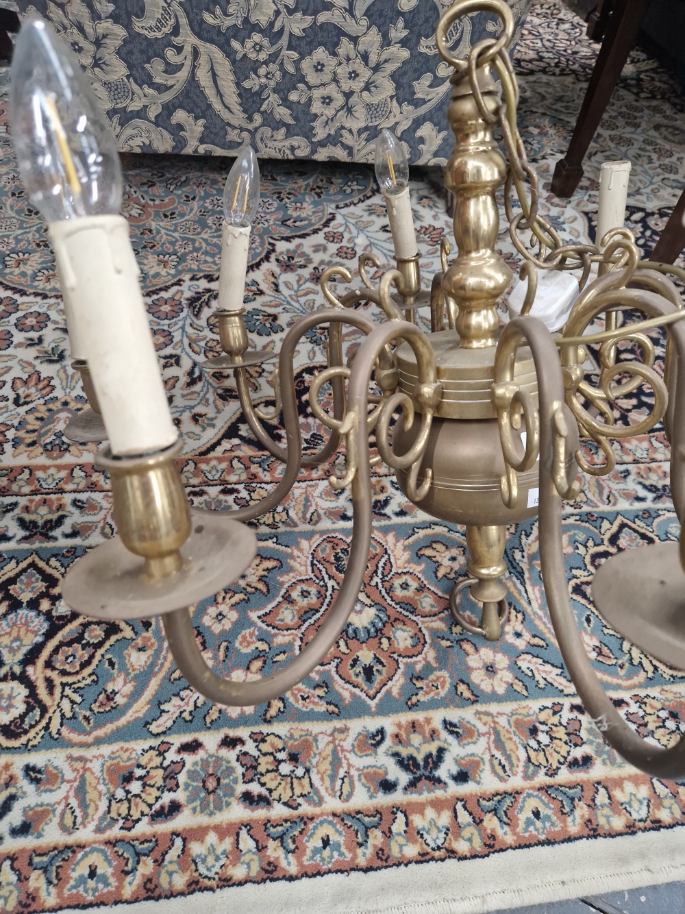 A BRASS EIGHT CANDLE LIGHT CHANDELIER, THE BRANCHES SCROLLING FROM A CENTRAL COLUMN - Image 3 of 3