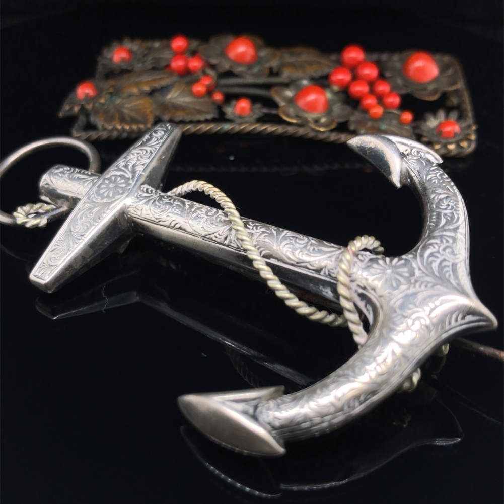 AN ANTIQUE SILVER LARGE ANCHOR BROOCH, UNHALLMARKED. MEASUREMENTS 7.4 X 4.7cms, TOGETHER WITH AN - Image 2 of 6
