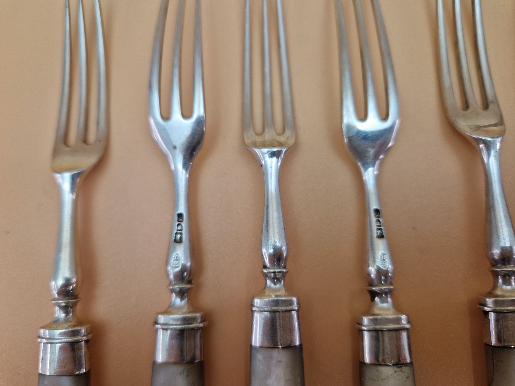 AN ANTIQUE HALLMARKED SILVER DESSERT CUTLERY SET FOR TEN WITH MOTHER OF PEARL HANDLES. - Image 8 of 10