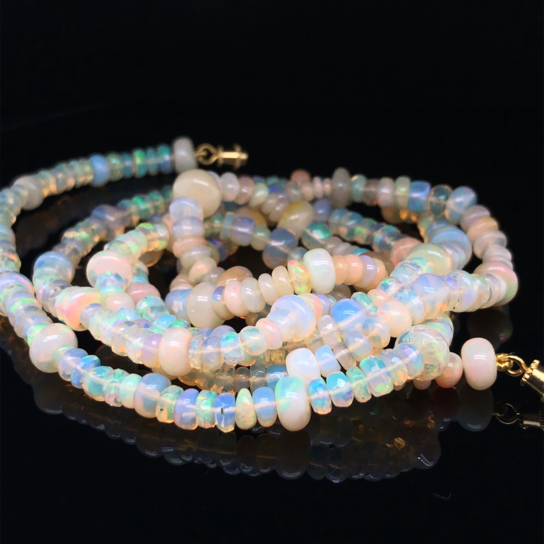 AN OPAL BEADED NECKLACE. VINTAGE OPAL ROUNDEL BEADS RECENTLY RESTRUNG. NECKLACE LENGTH 76cms. - Image 2 of 7