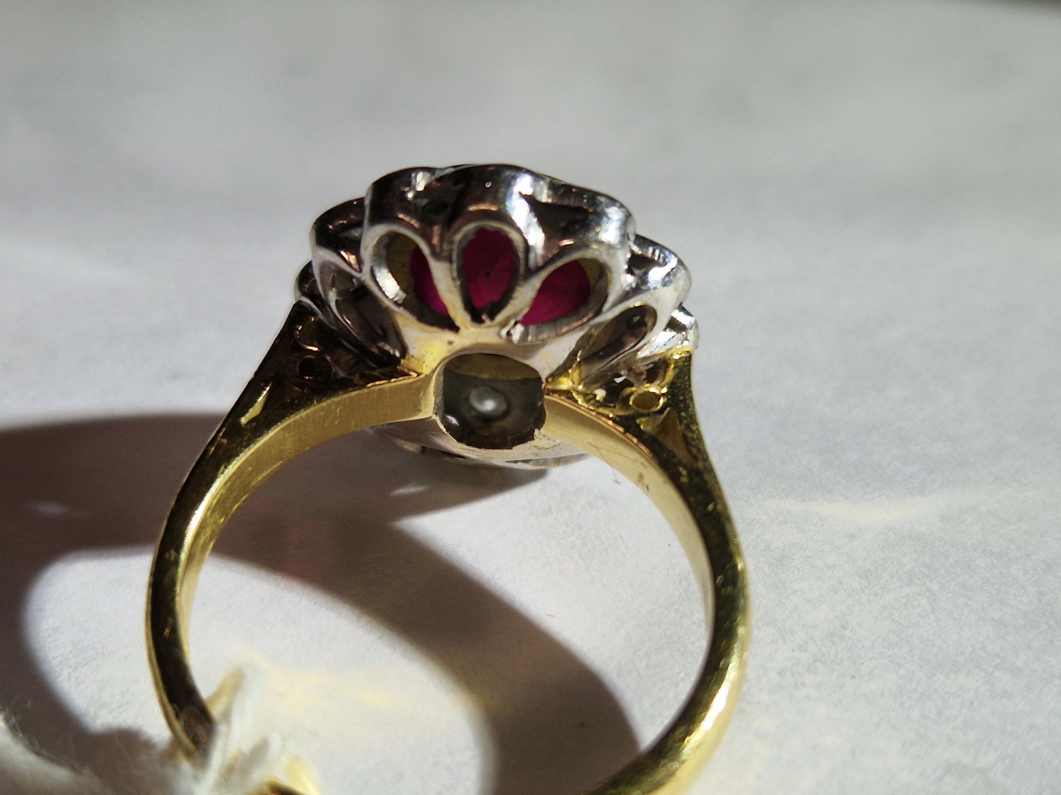 AN 18ct HALLMARKED GOLD RUBY AND DIAMOND OVAL SHAPED CLUSTER RING. THE SINGLE MEDIUM TO DARK - Image 17 of 20