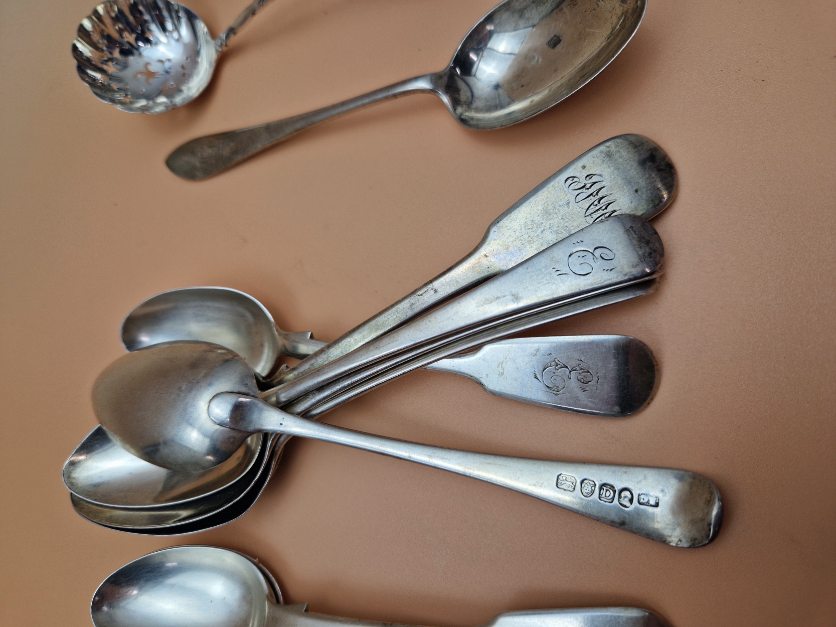 TWO CASED SETS OF SIX SILVER TEA SPOONS, ANOTHER SET LOOSE TOGETHER WITH OTHER SILVER SPOONS AND A - Image 4 of 9