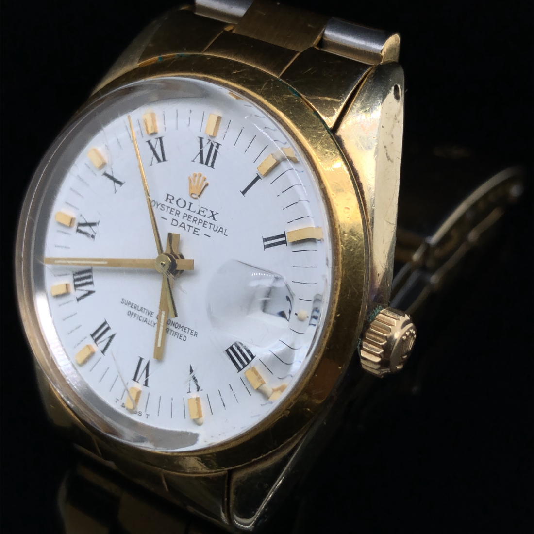A VINTAGE ROLEX OYSTER PERPETUAL DATE WATCH ON A STAINLESS STEEL AND GOLD PLATED BRACELET STRAP, - Image 6 of 7