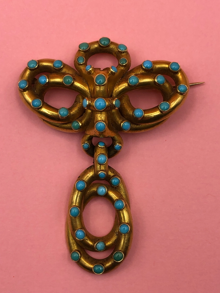 A VICTORIAN TURQUOISE SET LOVERS KNOT BROOCH WITH SERPENTINE STYLE ARTICULATED DROP AND MEMORIAL - Image 2 of 17