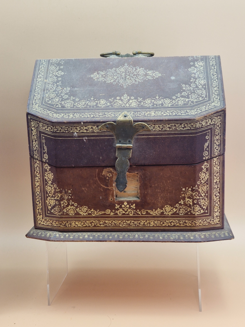 AN ART NOUVEAU MAHOGANY BOX, THE SIDES INLAID WITH COPPER GEOMETRIC ARCHES, THE LID MARQUETRIED WITH - Image 4 of 8