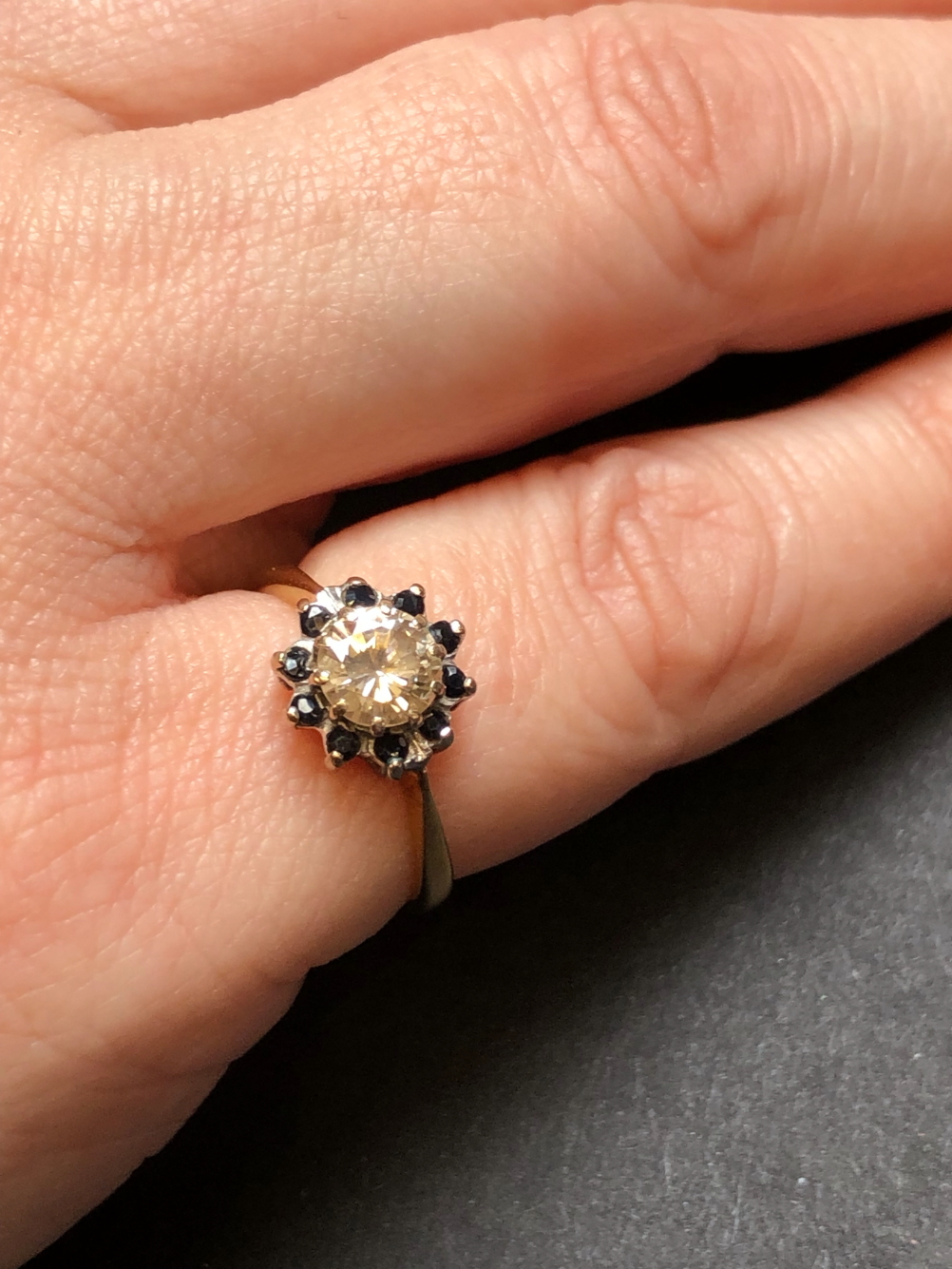 A DIAMOND AND SAPPHIRE ROUND CLUSTER RING. THE CENTRE DIAMOND A ROUND BRILLIANT CUT, ASSESSED - Image 4 of 10