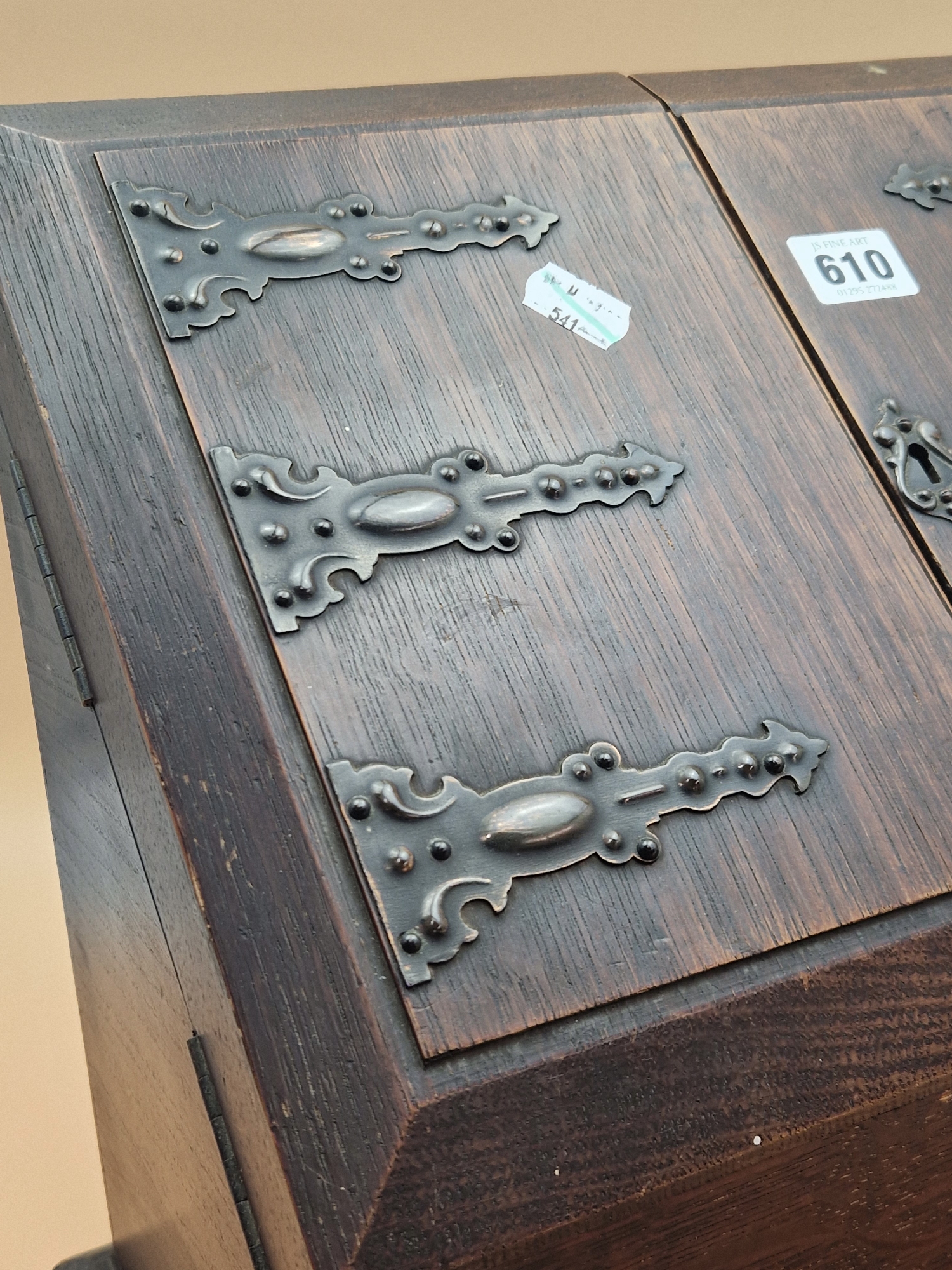 A COPPER MOUNTED OAK STATIONARY BOX, THE CENTRALLY SPLIT SLOPING DOORS ABOVE A SHALLOW DRAWER. W - Image 5 of 7