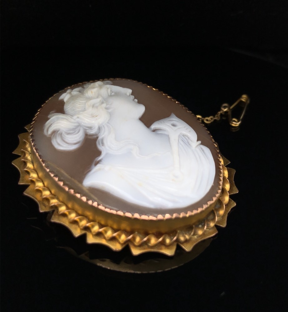 AN ANTIQUE CARVED SHELL CAMEO MOUNTED BROOCH DEPICTING A MAIDEN WITH FLOWING HAIR WITH AN ANCHOR - Image 4 of 4