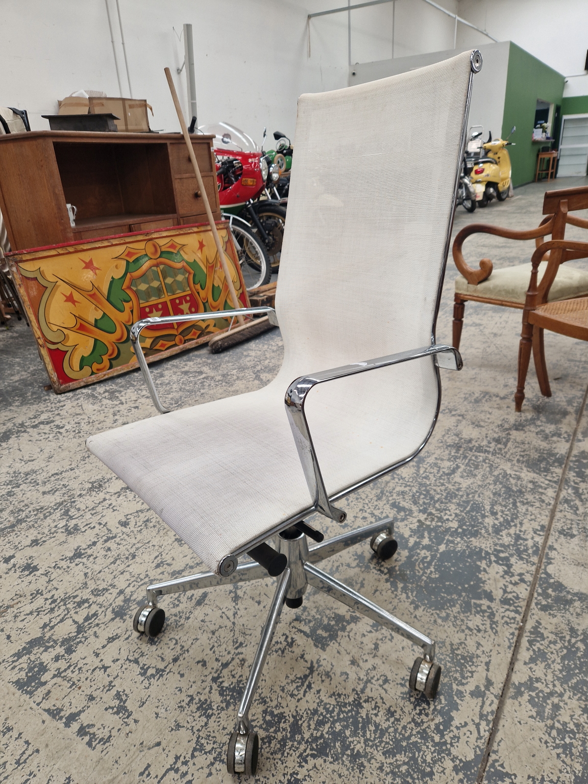 A RETRO CHROME FRAME SWIVEL OFFICE CHAIR. - Image 3 of 3