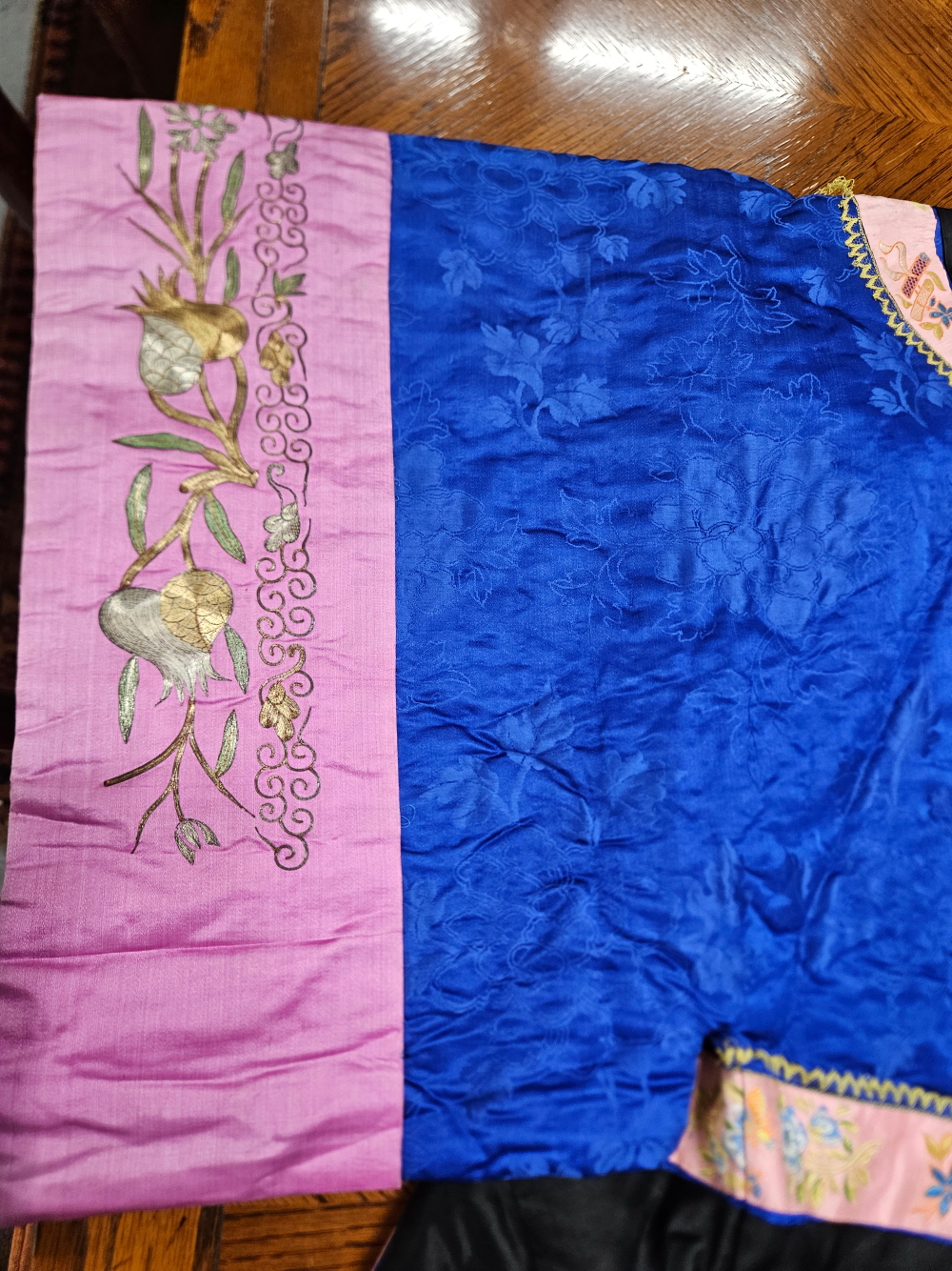 A CHINESE QUILTED DEEP BLUE AND BLACK SILK JACKET EDGED WITH A PINK GROUND FLORAL BAND - Image 22 of 27