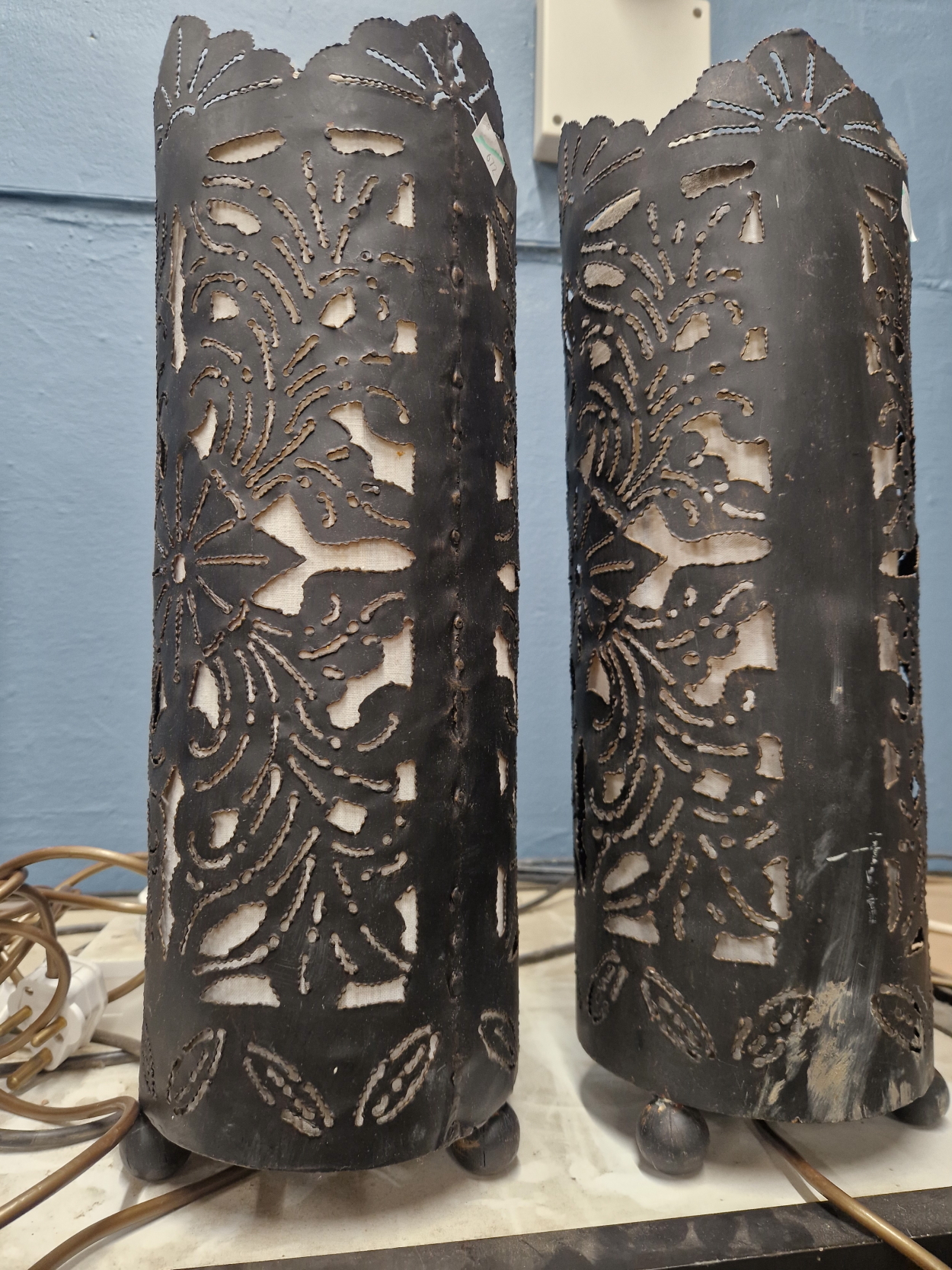 A PAIR OF CYLINDRICAL CUT METAL TABLE LAMPS PIERCED WITH FLOWERS AND FOLIAGE THROUGH TO THE WHITE - Image 2 of 2