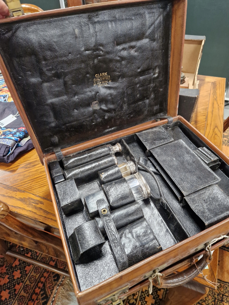 A CLARKS LEATHER DOUBLE LIDDED DRESSING CASE WITH A COMPARTMENT UNDER ONE LID AND A FITTED - Image 4 of 4