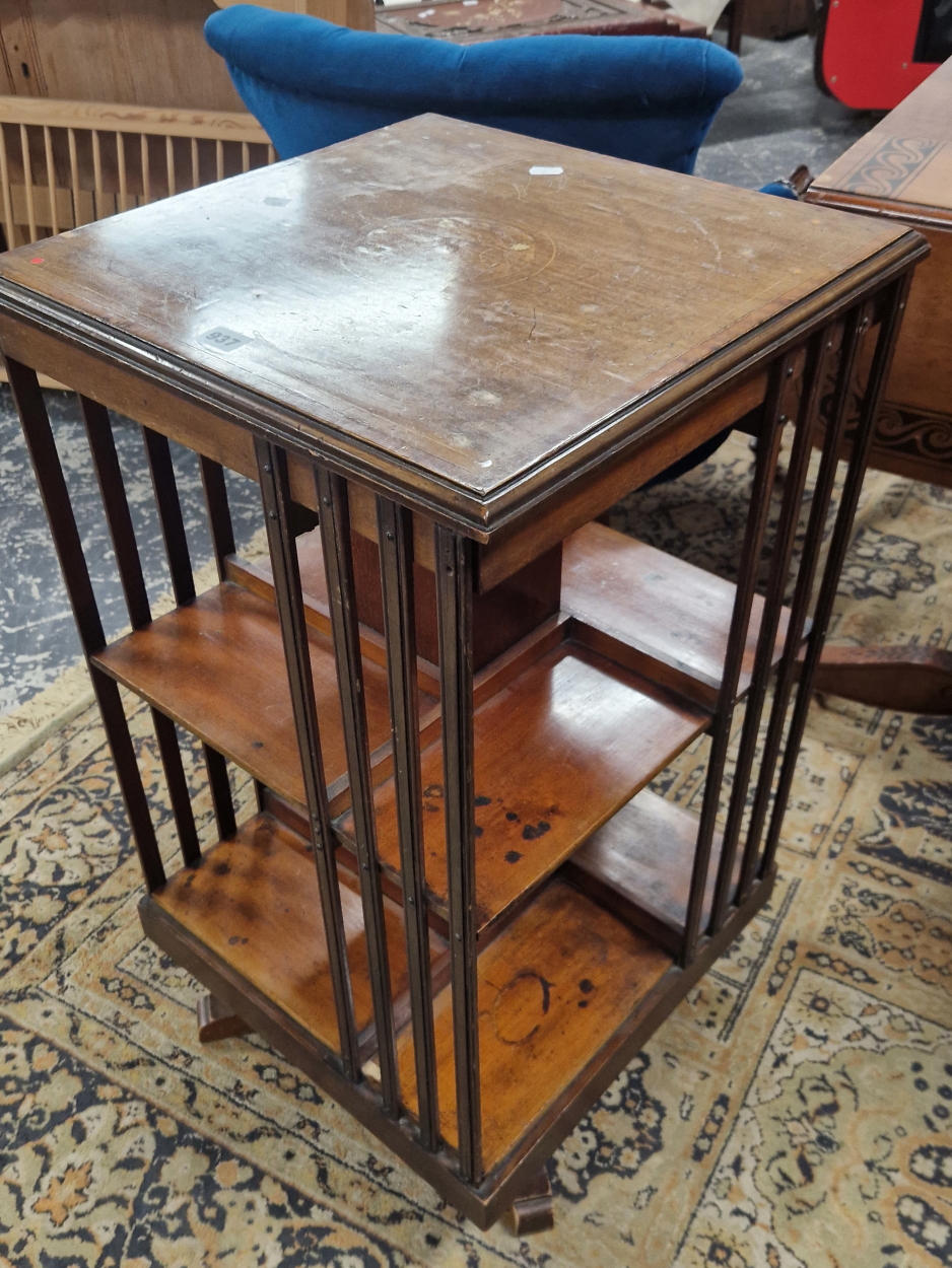 AN EARLY 20th C. MAHOGANY ROTARY BOOKCASE, A SATIN WOOD BAND TO THE TOP ENCLOSING A FOLIATE - Image 3 of 6