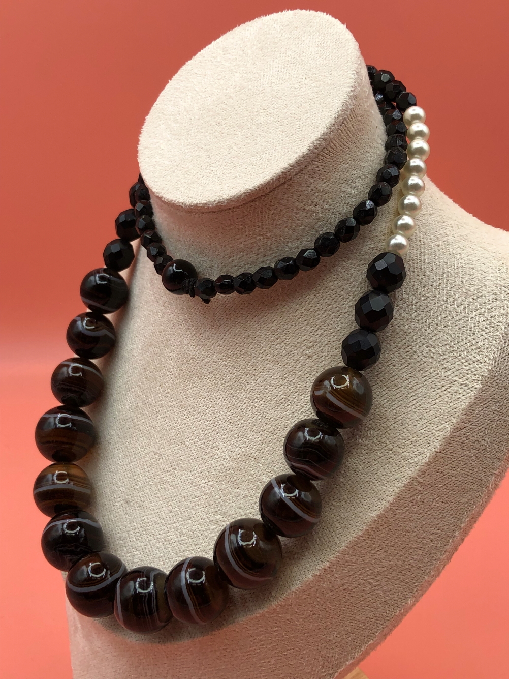 A BANDED AGATE AND MULTI BEAD GRADUATED CONTINUIOUS NECKLACE. LENGTH 66cms. - Image 5 of 6