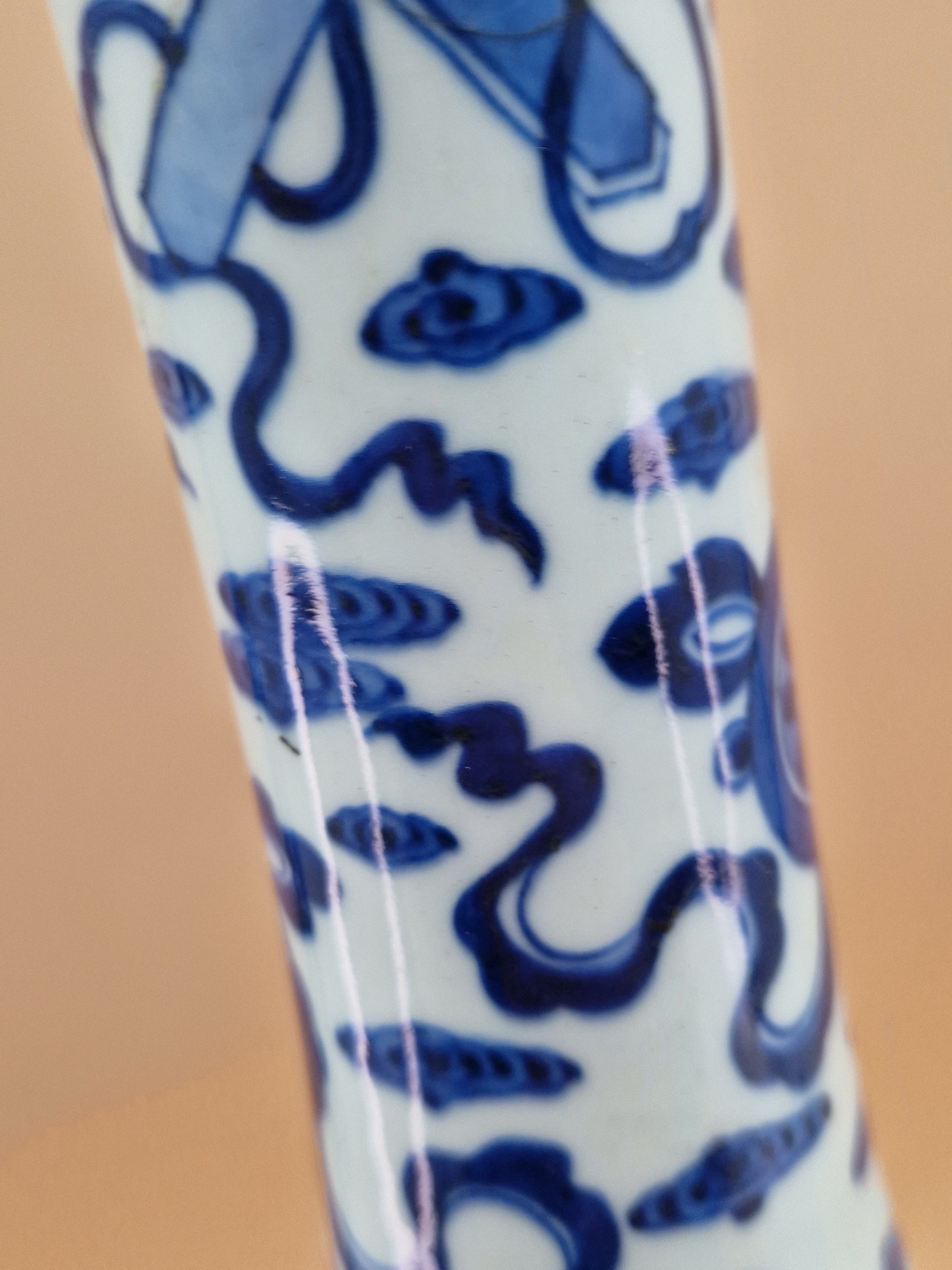 A CHINESE BLUE AND WHITE BOTTLE VASE PAINTED WITH RIBBON TIED PRECIOUS OBJECTS AMONGST CLOUDS. H - Image 8 of 18