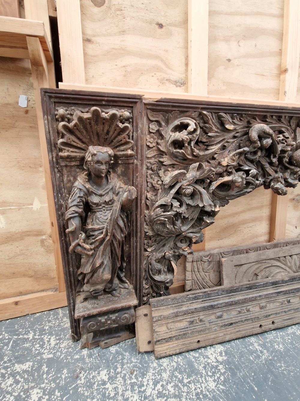 AN ANTIQUE 18TH/19TH CENTURY FRIEZE ARCH CARVED IN DELICATE DEEP RELIEF.