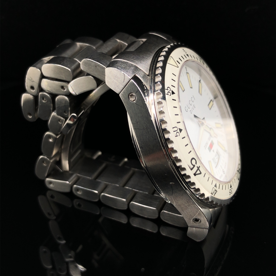 A GUCCI DIVE WATCH, WHITE DIAL AND BATONS, ON A STAINLESS STEEL BRACELET STRAP WITH A BUTTERFLY - Image 3 of 6